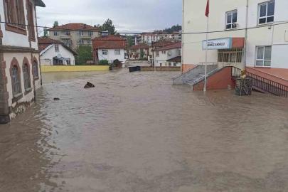 Havza’yı sel vurdu: İş yerlerini su bastı, araçlar sürüklendi