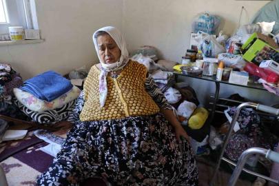 Her geçen gün karnı büyüyen çaresiz kadın 170 kiloya ulaştı, artık hareket edemiyor