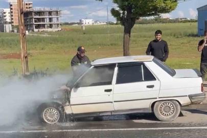 Hilvan’da seyir halindeki otomobil yandı