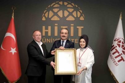 Hitit Üniversitesi’nin kan bağışı duyarlılığına Kızılay’dan gümüş madalya