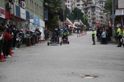 Hurda malzemelerden yaptıkları araçlarla yokuş aşağı yarıştılar