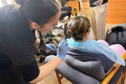 Huzurevindeki yaşlıların bayram bakımı, lise öğrencilerinden