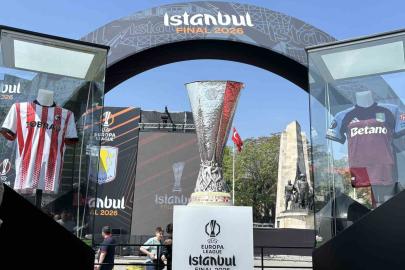 İlhan Mansız, UEFA Avrupa Ligi kupasını Beşiktaş Meydanı’na getirdi