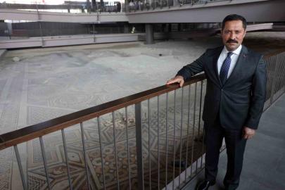 İnşaat çalışmalarında ortaya çıkan ve depremi hasarsız atlatan devasa mozaik ilk günkü ihtişamını koruyor
