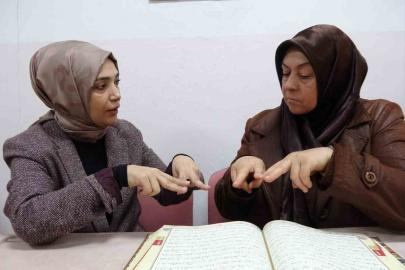 İşitme engelli kadın Kur’an-ı Kerim’i işaret diliyle öğrendi
