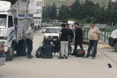 Isparta’da kamyonet ile motosiklet çarpıştı: 1 yaralı