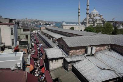 İstanbul’da 1 günlük tatili ve güneşli havayı fırsat bilenler Eminönü’ne akın etti