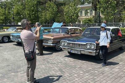 İstanbul’da 19 Mayıs coşkusu: Klasik otomobiller Beyoğlu’nu renklendirdi