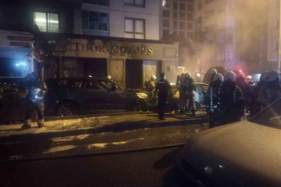 Kadıköy’de galeri önündeki park halindeki araçlar alev alev yandı