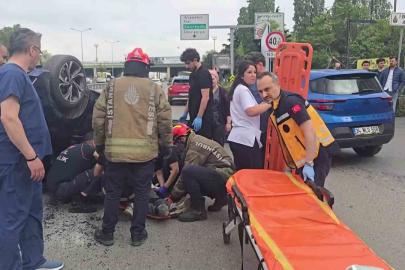 Kadıköy’de sürücüsünün rahatsızlanması sonucu otomobil takla attı