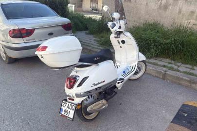 Kaldırıma çarpan motosikletin sürücüsü yaralandı