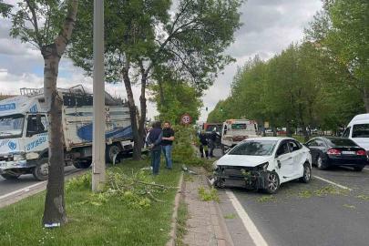 Kamyon ile otomobil çarpıştı: 1 yaralı