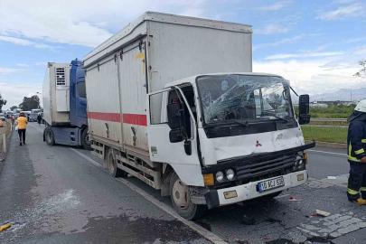 Kamyon, kırmızı ışıkta bekleyen tıra çarptı: 2 yaralı