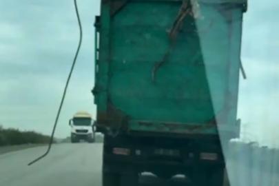 Kamyondan sarkan hurda parçaları tehlike saçtı