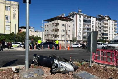 Kamyonet ile motosiklet çarpıştı: 3 yaralı