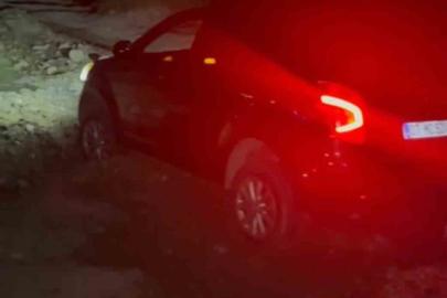 Kapatılan turizm yolundaki bariyerler kaldırılınca araçlar çukura düştü