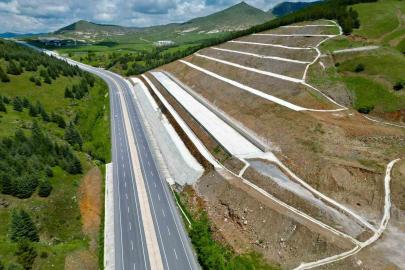 Kara yolu kenarında korkutan manzara