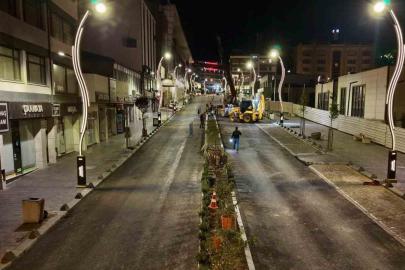 Karabük’te caddeler gece mesaisiyle yenileniyor