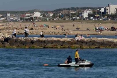 Karaburun Sahili’nde boğulma tehlikesi geçiren kişi son anda kurtarıldı