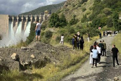 Karakaya Barajı’ndaki su tahliyesi vatandaşların seyirlik manzarası oldu