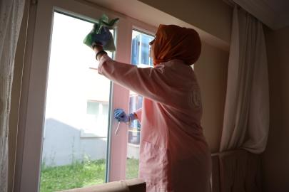 Kartepe’de "Alo Evlat" ekipleri yaşlıları bayrama hazırlıyor