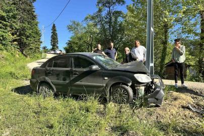 Kastamonu’da otomobil direğe çarptı: 3 yaralı