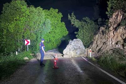 Kaya düşmesi sonrası yol ulaşıma açıldı