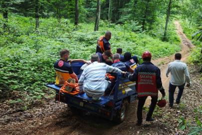 Kayalıklara sıkışan motosikletliye patpatlı kurtarma operasyonu