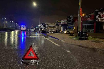 Kayseri’de otomobil park halindeki araca çarpıp yan yattı: 2 yaralı