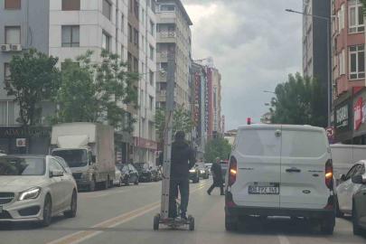 Kendinden uzun merdiveni elektrikli scooter ile taşıdı