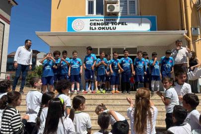 Kepez’de ilkokullar arası futbol turnuvasının şampiyonu Cengiz Topel İlkokulu oldu