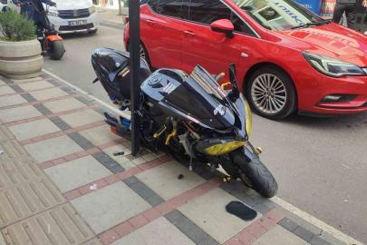 Keşan’da araç kapısı ile kaldırım arasında sıkışan motosikletin sürücüsü yaralandı