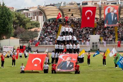 Kırklareli’nde 19 Mayıs coşkusu: Öğrencilerin akrobatik gösterilerine yoğun ilgi