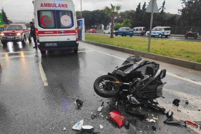 Kırmızı ışıkta bekleyen araca çarpan motosiklet sürücüsü ağır yaralandı