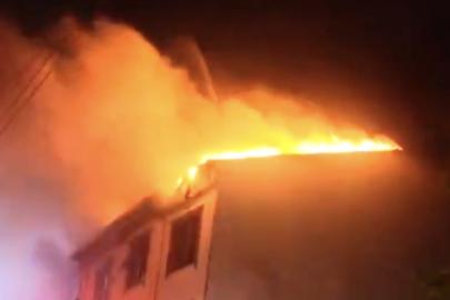 Kocaeli’de çatı katı alevlere teslim oldu