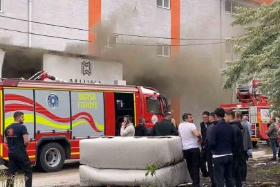 Koltuk fabrikasında korkutan yangın: 2 kişi dumandan etkilendi