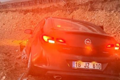 Kontrolden çıkan otomobil inşaata uçtu: 2 yaralı