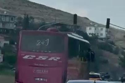 Kornaya basarak otomobilleri sollayan yolcu otobüsü, manevralarıyla korkuttu