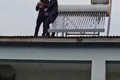 Köy ziyaretinde dikkat çeken anlar: Çatıda başlayan sohbet üyelikle sonuçlandı