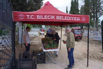 Kurban Bayramı’nın birinci gününde mezarlıklarda çiçek dağıtıldı