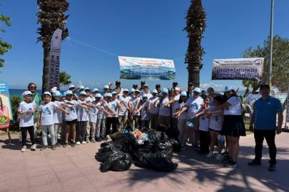 Kuşadası’nda öğrenciler sahilleri temizledi