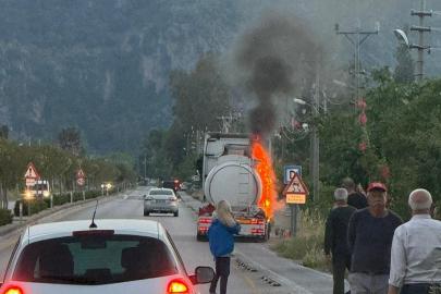 Lastiği patlayan yakıt tankeri alev aldı