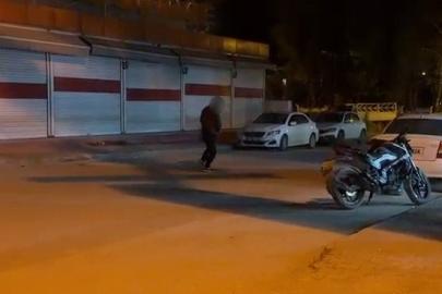 Madde bağımlısı yolun ortasında yalpalayarak ilerledi