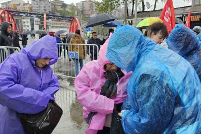 Madenci kıyafetli bebek Zonguldak’taki 1 Mayıs yürüyüşünün simgesi oldu