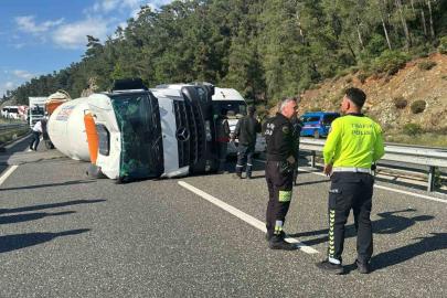 Marmaris’te beton mikseri devrildi, şoför burnu bile kanamadan kurtuldu