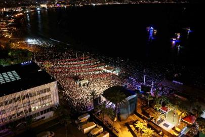 Melek Mosso Alanya’da festivalde sahne aldı