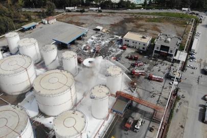 Mersin’de yağ fabrikasındaki yangın havadan görüntülendi