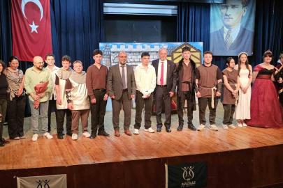 Meslek liseliler ‘Hamlet’le sahneye çıktı