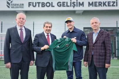 Mesut Özil Esenler’de sahaya indi