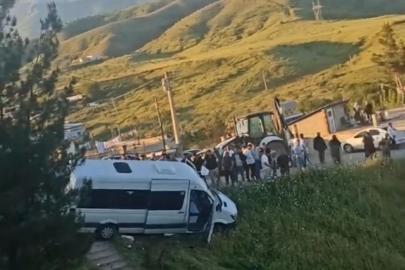 Mezarlık ziyareti dönüşü faciadan dönüldü: Freni patlayan minibüs şarampole yuvarlanmaktan son anda kurtuldu